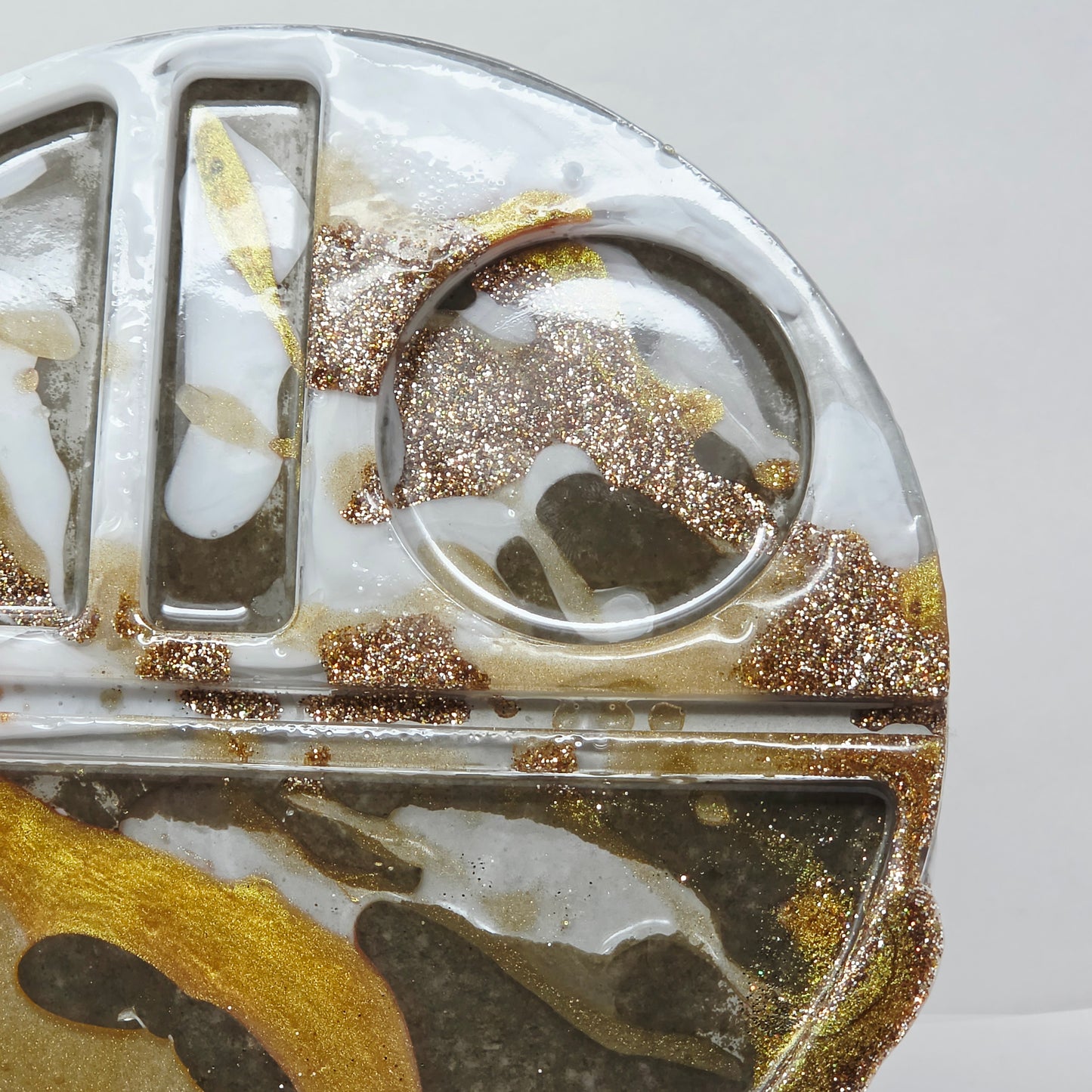 Handmade Round Resin Rolling Tray Set – Gold White Stone Mica Glitter | Divided Sections | Unique Circle Tray + Pipe Rest | Savage Studio Creations